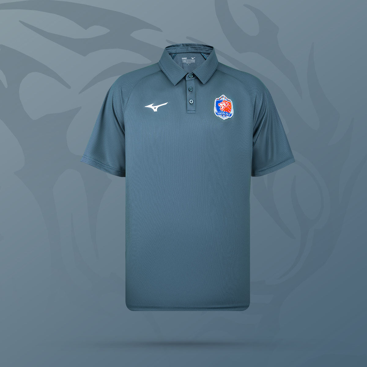 25/26 TRAVEL POLO - DARK SLATE (LION EMBOSS)